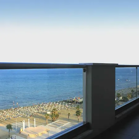 3b Luxury Seafront W/ Pool &gym - Finikoudes Beach شقة لارنكا