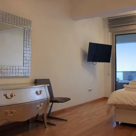 3b Luxury Seafront W/ Pool &gym - Finikoudes Beach דירה לרנקה