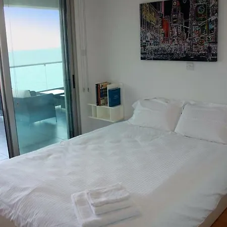 דירה 3b Luxury Seafront W/ Pool &gym - Finikoudes Beach *