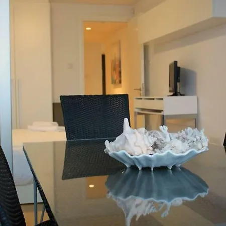 3b Luxury Seafront W/ Pool &gym - Finikoudes Beach Larnaca